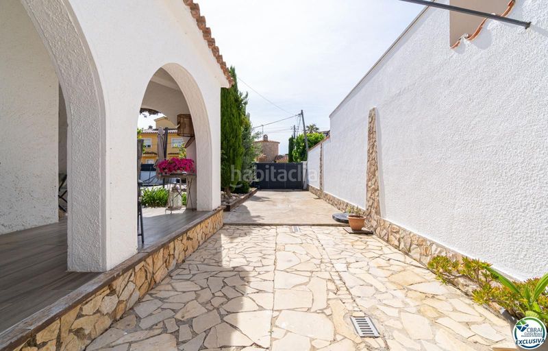 Foto ce10515e-12a0-4433-98cc-89143cbefe87. Casa amb piscina a Peni Empuriabrava