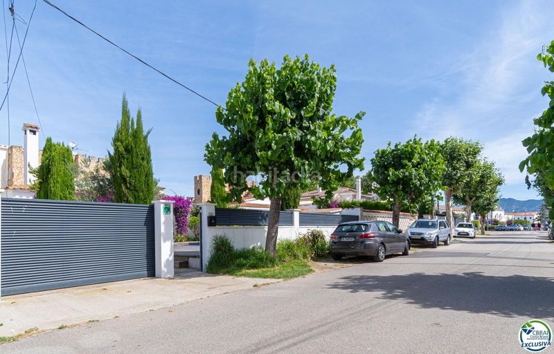 Foto f7dd47f8-4ff9-456b-8b16-1700577225ff. Casa amb piscina a Peni Empuriabrava