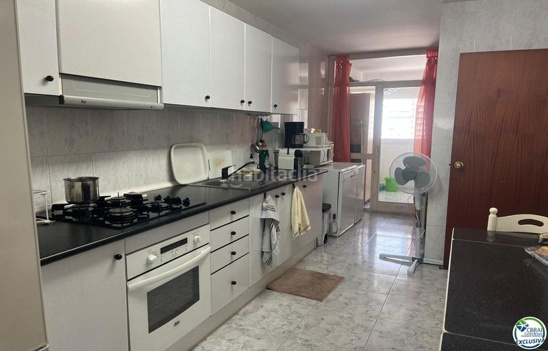 Foto f4eba80f-cf8d-417d-a7b8-53d6e48828bd. Apartament a Centre Roses