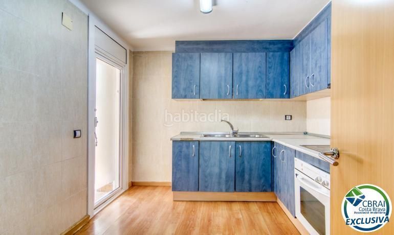 Foto ca94b52b-84b5-4f31-be0c-95b1d214fed1. Apartament a Centre Roses