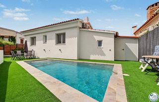 Casa  Cordova 25. Casa con licencia turística, piscina y vistas a la bahía de rose