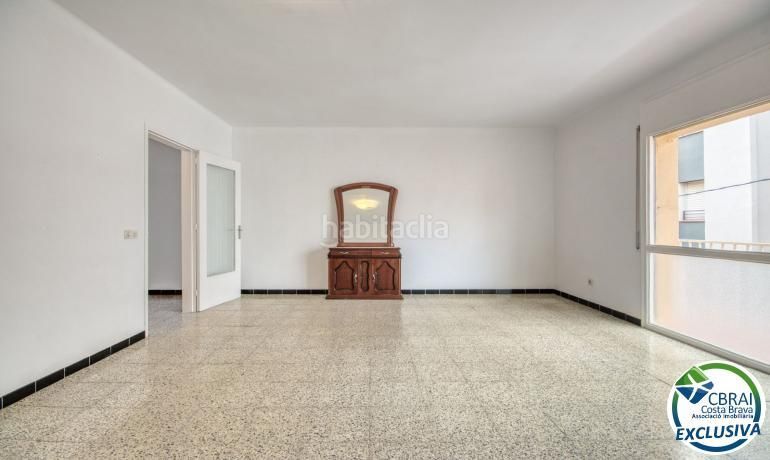Foto 138d0ffa-9c40-48eb-86c5-be97f794fa10. Apartament a Centre Roses