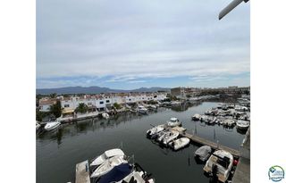Appartement in Port emporda 18-22. Bonito y moderno piso con vistas al canal y amarre de 2,5 x 5 m