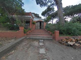Casa en Carrer del dotze de febrer 1. Descubre esta encantadora casa independiente