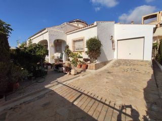Xalet en La Florida. Chalet con 3 habitaciones amueblado con parking, aire acondicion