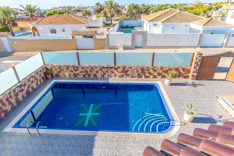 Foto d6f553c1-5462-4b43-8c42-a0b269196a6a. Chalet mit parking pool in La Zenia Orihuela