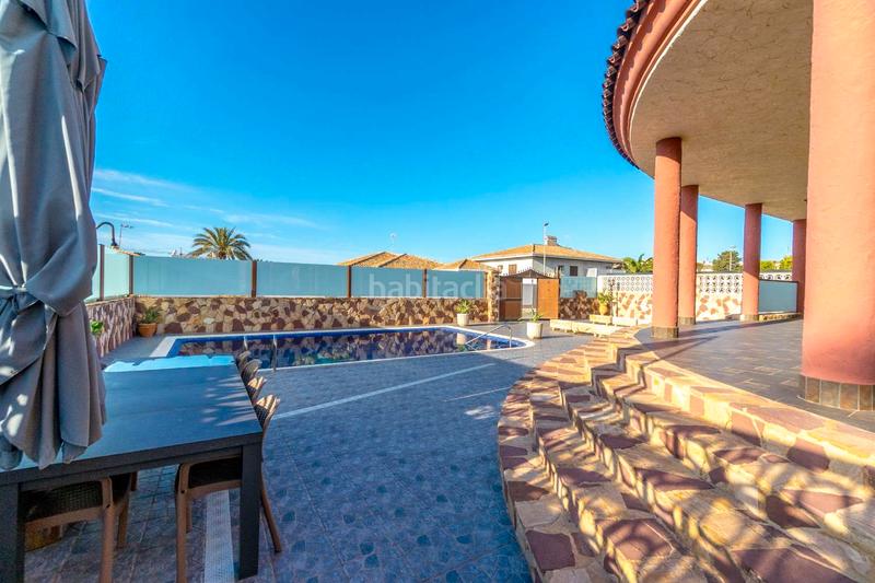 Foto 29559e3b-dffb-4c4b-8d40-f39350bed70b. Chalet with parking pool in La Zenia Orihuela