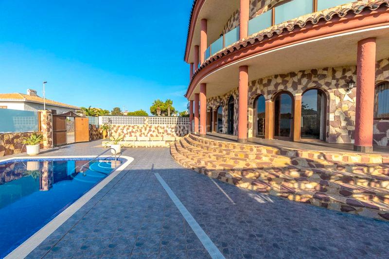Foto 490bf568-8b4e-4866-81fb-ee535be76aa1. Chalet with parking pool in La Zenia Orihuela