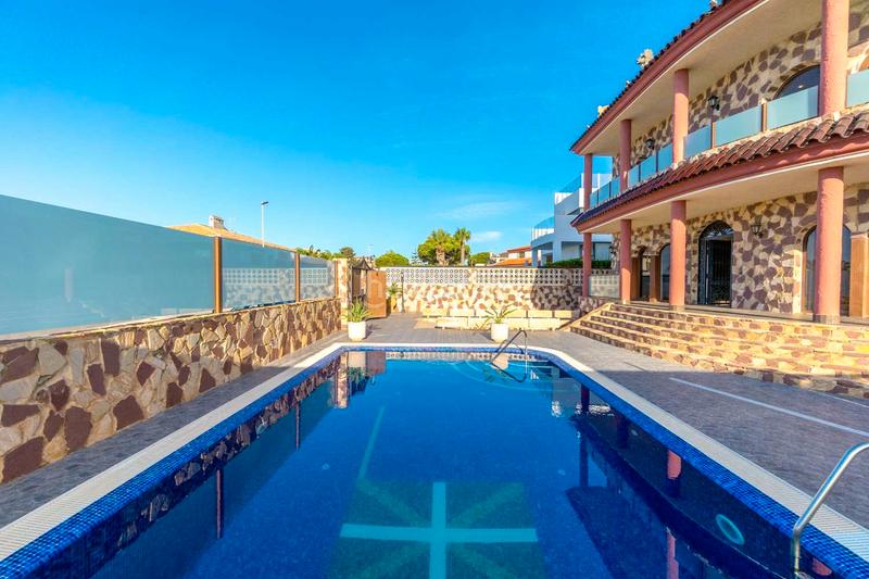 Foto 30e589a7-9506-44a6-abef-5ef67e09711c. Chalet avec parking piscine dans La Zenia Orihuela