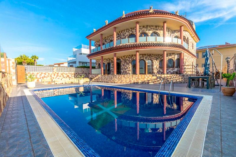 Foto 4be01a05-9834-4e62-adab-004f6ee462ed. Chalet avec parking piscine dans La Zenia Orihuela