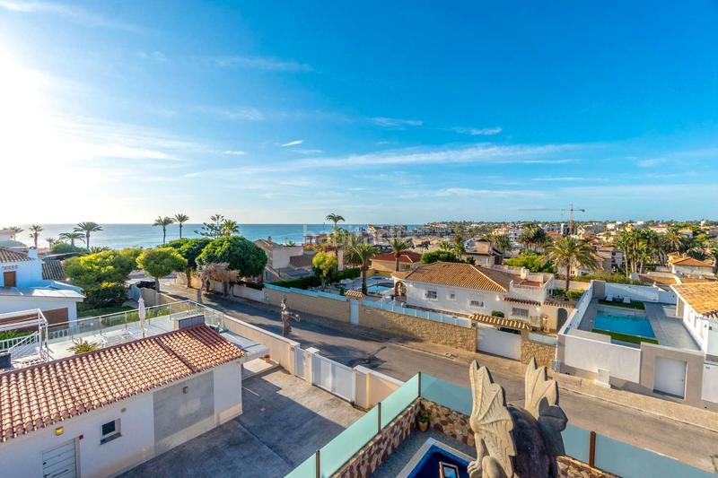 Foto 6fdaecc6-6a07-4634-8344-fa59e9e14b99. Chalet avec parking piscine dans La Zenia Orihuela