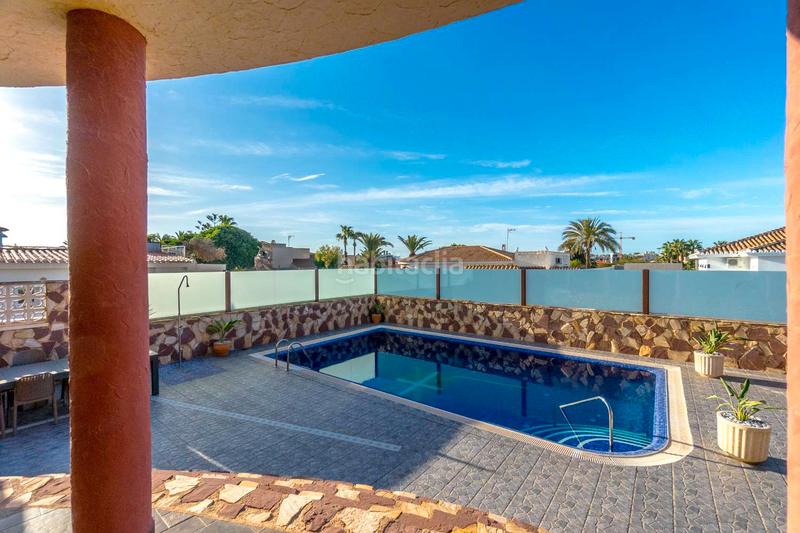 Foto b065fca5-1e13-4273-b374-1967301b4198. Chalet avec parking piscine dans La Zenia Orihuela