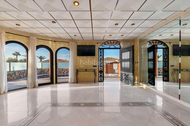 Foto b7b65f0b-1e5f-4a1d-b097-6cbaadfbd51f. Chalet avec parking piscine dans La Zenia Orihuela