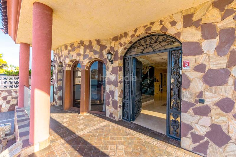 Foto c3d731a2-46ca-4fd6-ad18-8f61724f6578. Chalet avec parking piscine dans La Zenia Orihuela