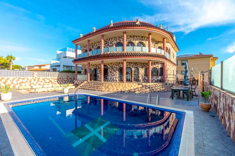 Foto c4f11a4c-108b-415f-b5f8-7b55c2ee44c8. Chalet avec parking piscine dans La Zenia Orihuela