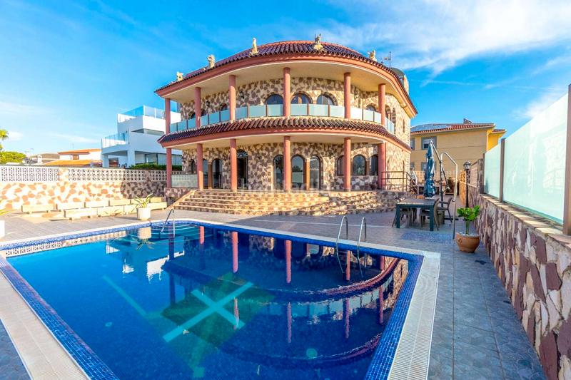Foto e10c2807-d847-4945-9330-28de059b627c. Chalet avec parking piscine dans La Zenia Orihuela