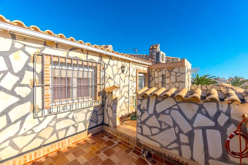 Foto d0899494-3b0c-4ead-bc6b-31f717c81fa5. Chalet con riscaldamento parcheggio piscina in La Florida Orihuela