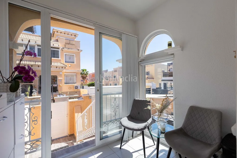 Foto e1bbe0a3-0868-4b03-9be2-464f7434622c. Casa a schiera con parcheggio piscina in Los Almendros Orihuela