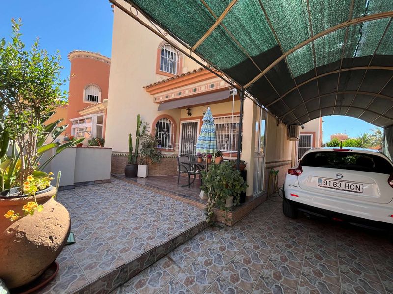 Foto ce365aaa-c334-4056-901c-e686c86a0e57. Xalet amb piscina a Playa Flamenca Orihuela