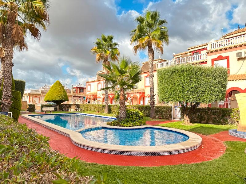 Foto ab0f0a0d-cfea-400e-abfa-d1b4fe9c3f5f. Casa con piscina in Playa Flamenca Orihuela