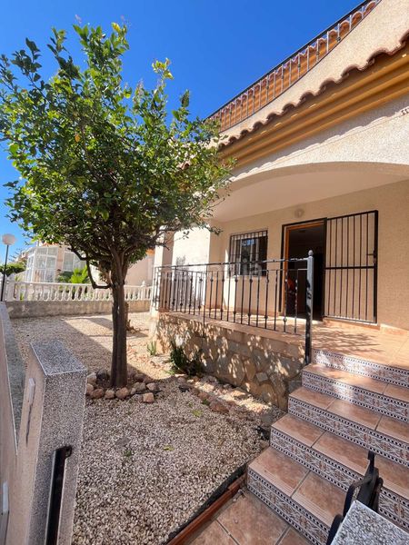 Foto df38d14e-03ce-4517-acf3-53ccb9de6683. Casa amb piscina a Playa Flamenca Orihuela