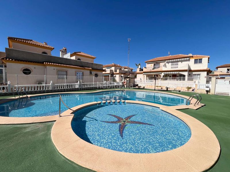Foto f8b85eb2-157d-4038-aacf-21d9acba627f. Casa amb piscina a Playa Flamenca Orihuela