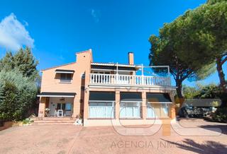 Chalet à Batres. Espectacular villa independiente en el monte de batres