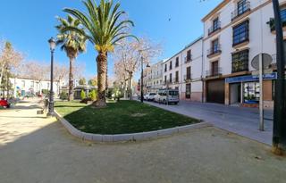 Location Local commercial à Plaza de españa 10. Local en alquiler en el coso lucena, córdoba