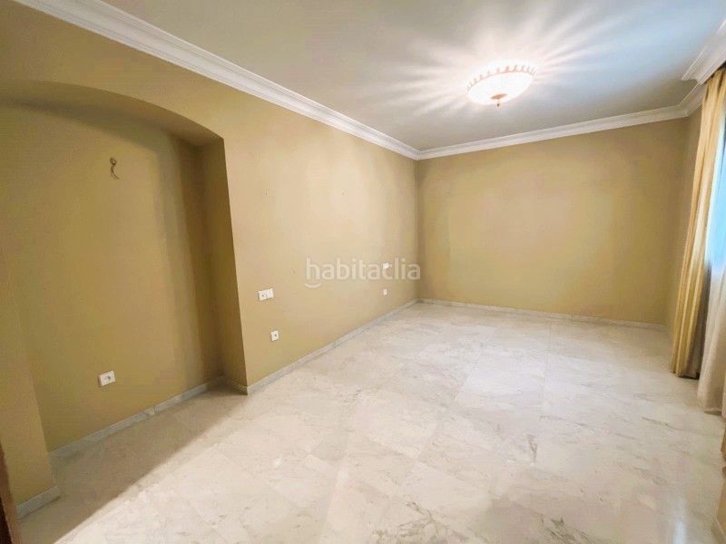 Foto c063d54a-6ba6-4afd-8352-c993f45953b4. Casa amb aparcament a Centro Lucena