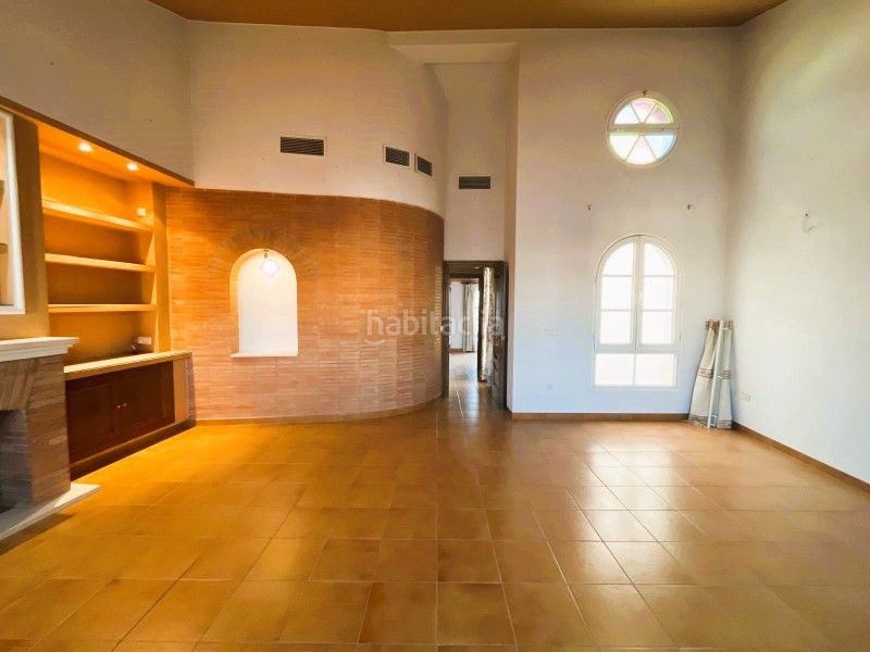 Foto cec5db2c-413b-4311-ba14-eea7c81b17d1. Casa amb aparcament a Centro Lucena