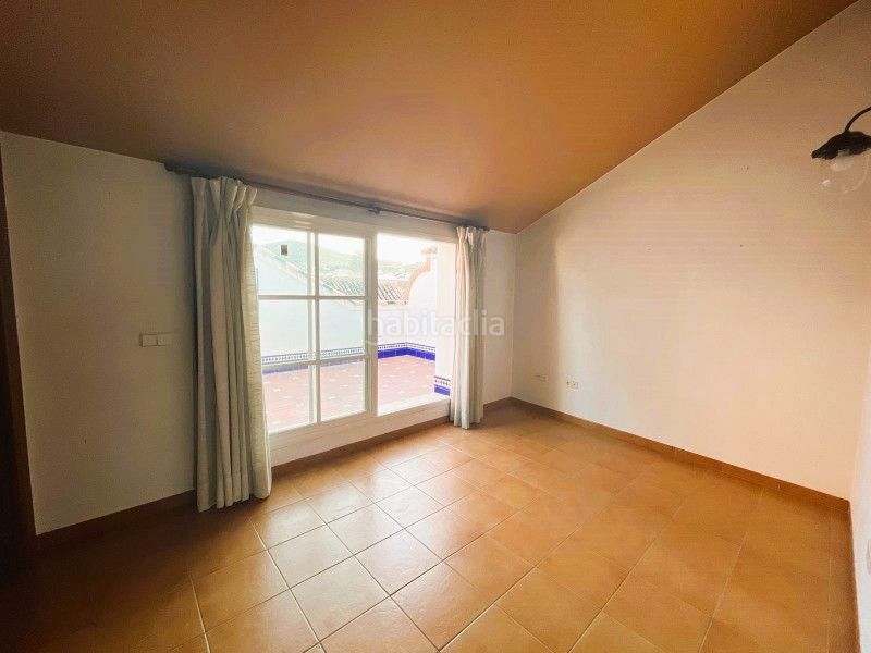 Foto fcf2fbbb-1a2c-4b70-9223-8b44568a98c2. Casa amb aparcament a Centro Lucena
