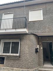 Maison jumelée à Calle manuel de falla 5. Adosado en la lzubia