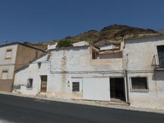 Casa en Calle almeria 55. Casa amplia en sens