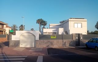 Xalet a Calle andarax 65. Impresionante chalet en la urbanización roquetas de mar