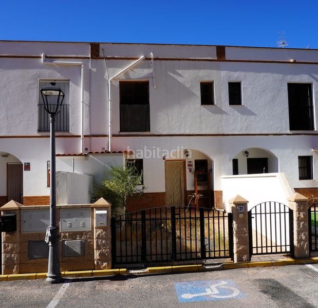 Foto a942ecff-36a6-4c87-8dd7-5cfe465fc5d1. Casa adossada amb aparcament a Enix