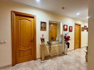Casa a Calle valencia 25. Planta baja con negocio de horno de panadería y pastelería + 2 p