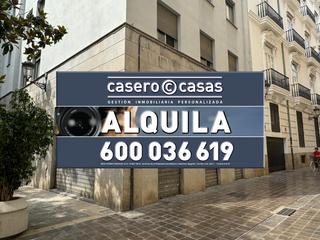 Lloguer Local Comercial a Carrer del historiador chabás 3. Local comercial esquinero en ciutat vella. 4 persianas.
