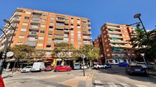 Local Comercial a Carrer de concha espina 10. Bajo en amistat, 2 alturas, excelente inversion para negocio o c