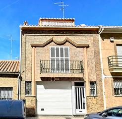 Haus in Carrer de la constitució 26. Casa individual, garaje 3 plazas, terraza, junto metro torrent a