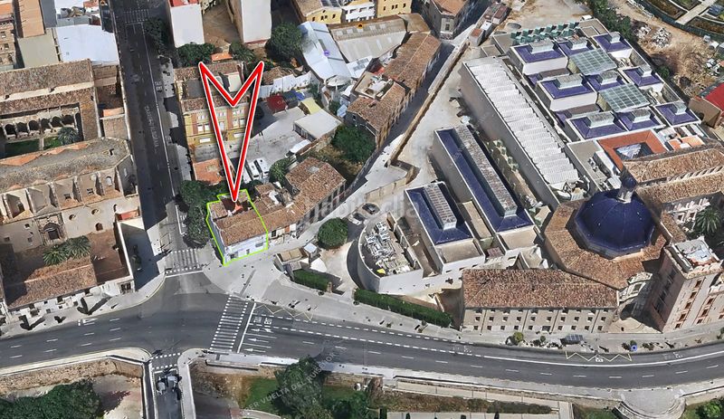 Casa en calle rossinyol 1 casa en esquina dos plantas. junto a puente de la trinidad y museo de bellas artes en Valencia