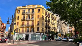 Appartement in Carrer de juan de mena 29. Piso en chaflan fernando el catolico frente colegio jesus y mari