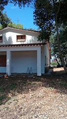 Chalet  Carrer tulipa. Casa unifamiliar aislada llinars del valles
