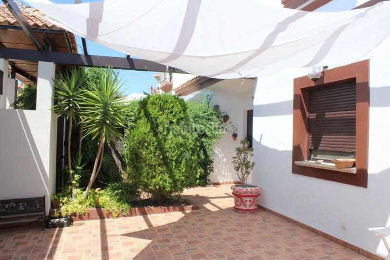 Foto e87aaae0-a026-4558-88a4-b62c14dbef9b. Casa adossada amb xemeneia calefacció aparcament piscina a Guillena