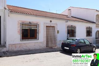 Casa en Calle jardines de llora 10. Casa en planta baja con 3 dormitorios y gran patio