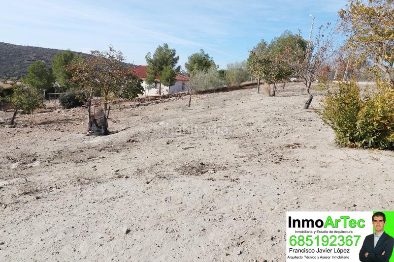 Foto 435fa75c-1d29-45c0-b792-d43ca19c10a9. Masía casa cortijo y campo de olivos en Iznalloz