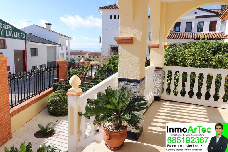 Foto 10fe9f6f-d84a-4869-9c09-2a306a7b9215. Chalet en calle encinar 3 gran casa con gran local en illora en Íllora