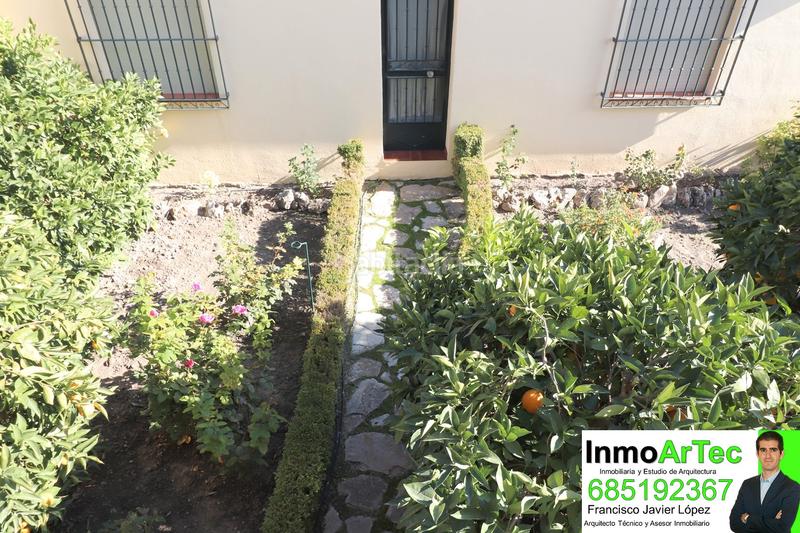 Foto 81c6b7d0-a7fd-40f9-bbce-0eed57b7c252. Chalet en calle encinar 3 gran casa con gran local en illora en Íllora