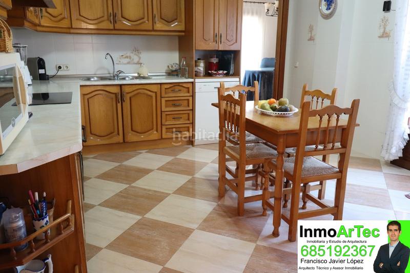 Foto e16ae2f0-7b2d-481d-af1b-c789529c54c8. Chalet en calle encinar 3 gran casa con gran local en illora en Íllora