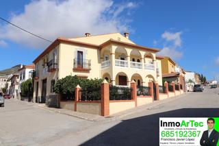 Xalet en Calle encinar 3. Gran casa con gran local en illora