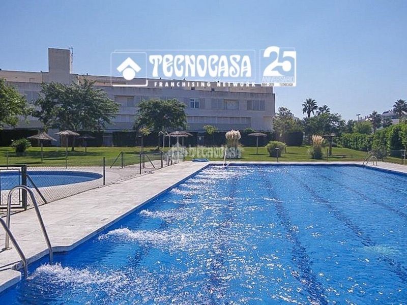 Foto 09464852-8ed8-4849-a6a0-f0f682be1072. Pis amb aparcament piscina a Costa Ballena - Largo norte Rota